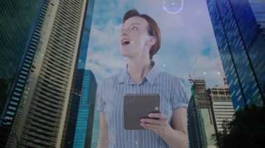 Kafkas iş kadınının tablet ve şehir manzarası üzerindeki bağlantı ağını kullanarak animasyonu. küresel iş, bağlantılar, dijital arayüz ve teknoloji konsepti dijital olarak oluşturulmuş video.