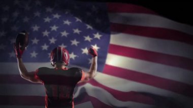 Amerikan futbolcusunun Amerikan bayrağı üzerindeki arka plandaki görüntüsü. küresel spor, rekabet ve vatanseverlik kavramı dijital olarak üretilen video.