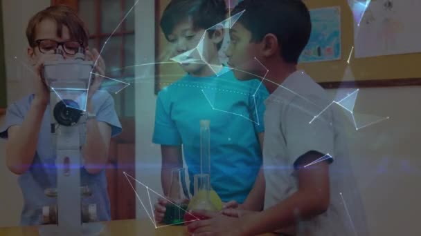 Animace Digitálního Glóbu Nad Různými Školáky Během Hodiny Chemie Globální — Stock video