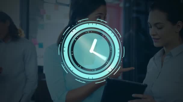 Анимация Часов Над Говорящими Деловыми Людьми Глобальные Подключения Бизнес Цифровой — стоковое видео