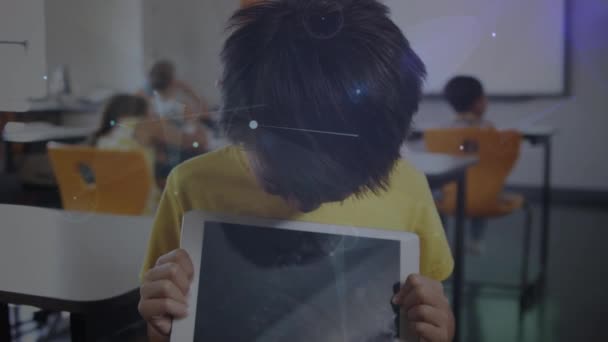 タブレットを使用してアジアの小学生以上の接続のネットワークのアニメーション 世界の教育技術と接続の概念デジタルで生成されたビデオ — ストック動画