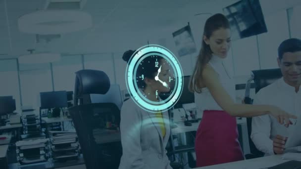 ビジネスの人と話す時計のアニメーション 世界規模の接続 ビジネス デジタルインターフェース テクノロジー ネットワーキングの概念デジタルで生成されたビデオ — ストック動画