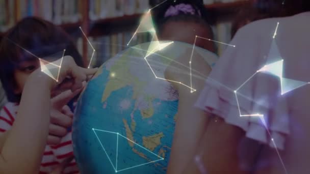 Animering Nätverk Kontakter Över Olika Kvinnliga Lärare Och Skolbarn Som — Stockvideo