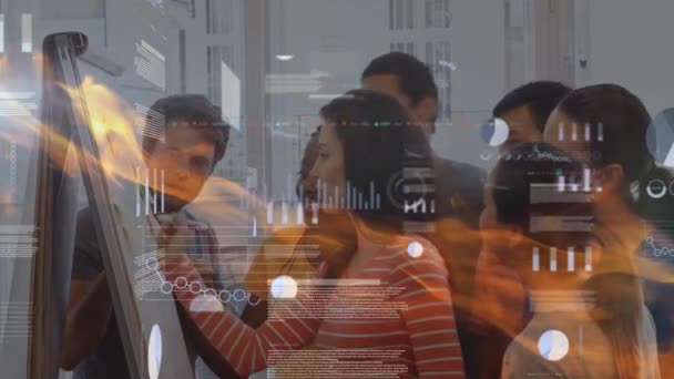 オフィス内の多様なビジネス人に対する財務データ処理のアニメーション 世界的なビジネス データ処理 デジタルインターフェースの概念デジタル生成されたビデオ — ストック動画