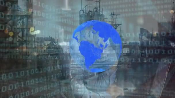 Animation Der Globus Über Datenverarbeitung Mann Mit Laptop Globale Verbindungen — Stockvideo