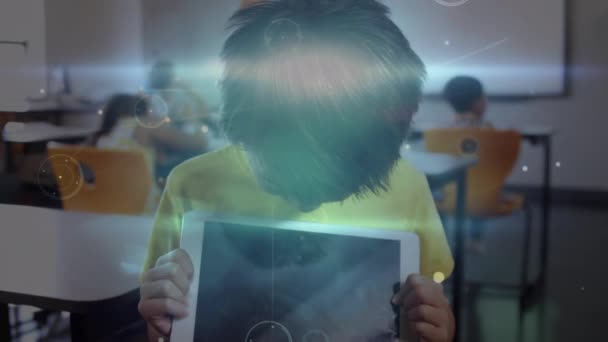 Animáció Hálózatok Kapcsolatok Ázsiai Iskolás Fiú Használ Tablettát Globális Oktatás — Stock videók