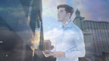 Kafkas iş adamının şehir manzarası üzerinde tablet ve bağlantı ağı kullanarak animasyonu. küresel iş, bağlantılar, dijital arayüz ve teknoloji konsepti dijital olarak oluşturulmuş video.