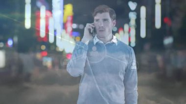 Kafkasyalı iş adamının akıllı telefondan konuşması ve şehir manzarası üzerinden bağlantı ağı. küresel iş, bağlantılar, dijital arayüz ve teknoloji konsepti dijital olarak oluşturulmuş video.