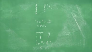 Yeşil arkaplan üzerinde matematiksel denklemlerin animasyonu. küresel eğitim, bağlantılar, veri işleme ve teknoloji konsepti dijital olarak oluşturulmuş video.