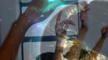 Küresel okul çocuklarının el kaldırdığı ağların animasyonu. küresel eğitim, teknoloji ve bağlantılar konsepti dijital olarak oluşturulmuş video.