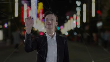 Sanal ekrana dokunan beyaz kadın animasyonu ve şehir manzarası üzerinden bağlantı ağı. küresel iş, bağlantılar, dijital arayüz ve teknoloji konsepti dijital olarak oluşturulmuş video.