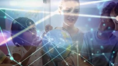 Çeşitli kadın öğretmenler ve dünyayı okuyan okul çocukları arasındaki bağlantı ağlarının animasyonu. küresel eğitim, öğrenme ve bağlantılar konsepti dijital olarak oluşturulmuş video.