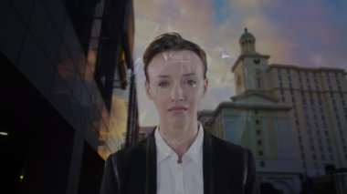 Kafkas iş kadını animasyonu, dünya ve şehir merkezindeki bağlantılar ağı. küresel iş, bağlantılar, dijital arayüz ve teknoloji konsepti dijital olarak oluşturulmuş video.