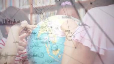 Çeşitli kadın öğretmenler ve dünyayı okuyan okul çocukları arasındaki bağlantı ağlarının animasyonu. küresel eğitim, öğrenme ve bağlantılar konsepti dijital olarak oluşturulmuş video.