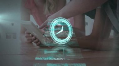 Saatin animasyonu ve insanların üzerinde hareket eden ekranlar. okul, eğitim ve öğrenim konsepti dijital olarak oluşturulmuş video.