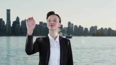 Sanal ekrana dokunan beyaz kadın animasyonu ve şehir manzarası üzerinden bağlantı ağı. küresel iş, bağlantılar, dijital arayüz ve teknoloji konsepti dijital olarak oluşturulmuş video.