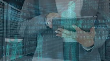 İş adamı üzerinde veri işleme animasyonu. küresel bağlantılar, iş dünyası, dijital arayüz, teknoloji ve ağ konsepti dijital olarak oluşturulmuş video.