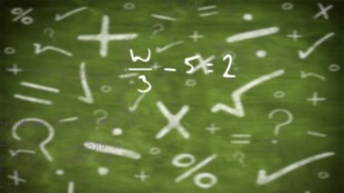 Yeşil arkaplanda matematiksel denklemlerin animasyonu. okul, eğitim ve dijital arayüz kavramı dijital olarak oluşturulmuş video.