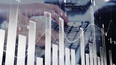 İnsan kullanımıyla ilgili finansal veri işleme animasyonu. küresel bağlantılar, veri işleme ve dijital arayüz konsepti dijital olarak oluşturulmuş video.