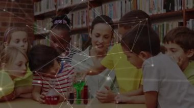 Kimya dersi sırasında çeşitli öğretmenler ve öğrenciler üzerindeki bağlantı ağlarının animasyonu. küresel eğitim, öğrenme ve bağlantılar konsepti dijital olarak oluşturulmuş video.