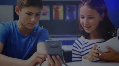 Akıllı telefon kullanan çeşitli okul çocukları üzerindeki bağlantı ağlarının animasyonu. küresel eğitim, teknoloji ve bağlantılar konsepti dijital olarak oluşturulmuş video.