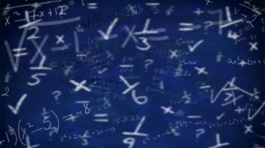 Mavi arkaplanda matematiksel denklemlerin animasyonu. okul, eğitim ve dijital arayüz kavramı dijital olarak oluşturulmuş video.