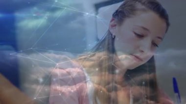 Sınıftaki çeşitli okul öğrencileri üzerindeki bağlantı ağlarının animasyonu. küresel eğitim, teknoloji ve bağlantılar konsepti dijital olarak oluşturulmuş video.