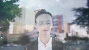 Kafkas iş kadınının animasyonu ve şehir merkezindeki bağlantılar ağı. küresel iş, bağlantılar, dijital arayüz ve teknoloji konsepti dijital olarak oluşturulmuş video.