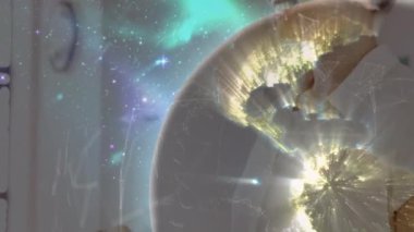 Kafkas kadın öğretmen üzerinden bağlantı ağlarının ve dünyanın animasyonu. küresel eğitim, teknoloji ve bağlantılar konsepti dijital olarak oluşturulmuş video.