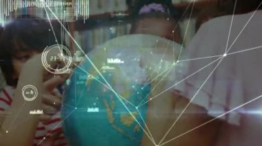 Çeşitli kadın öğretmenler ve dünyayı okuyan okul çocukları arasındaki bağlantı ağlarının animasyonu. küresel eğitim, öğrenme ve bağlantılar konsepti dijital olarak oluşturulmuş video.