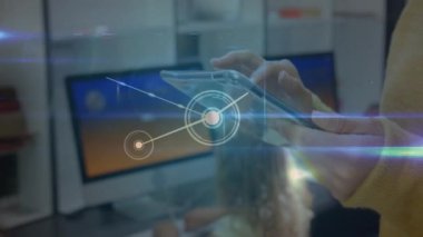 Tablet kullanan beyaz kadın öğretmen üzerinden bağlantı ağlarının animasyonu. küresel eğitim, teknoloji ve bağlantılar konsepti dijital olarak oluşturulmuş video.