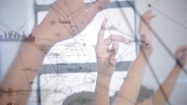 Çeşitli okul çocuklarının el kaldırması üzerine bağlantı ağlarının animasyonu. küresel eğitim, teknoloji ve bağlantılar konsepti dijital olarak oluşturulmuş video.