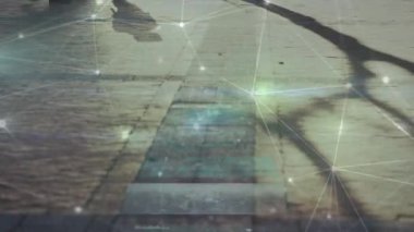 Sokakta yürüyen insanlar üzerinde bağlantı ağı ve veri işleme animasyonu.