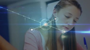 Sınıftaki çeşitli okul öğrencileri üzerindeki bağlantı ağlarının animasyonu. küresel eğitim, teknoloji ve bağlantılar konsepti dijital olarak oluşturulmuş video.