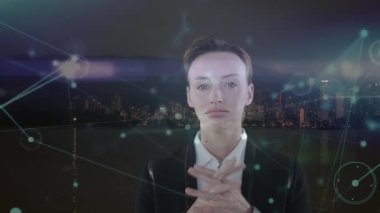 Kafkas iş kadınının animasyonu ve şehir merkezindeki bağlantılar ağı. küresel iş, bağlantılar, dijital arayüz ve teknoloji konsepti dijital olarak oluşturulmuş video.