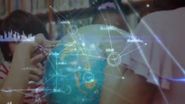 Çeşitli kadın öğretmenler ve dünyayı okuyan okul çocukları arasındaki bağlantı ağlarının animasyonu. küresel eğitim, öğrenme ve bağlantılar konsepti dijital olarak oluşturulmuş video.