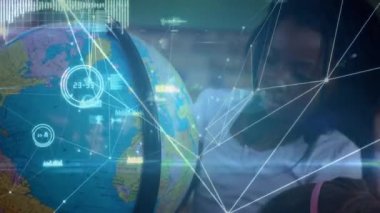 Dünya 'yı okuyan çeşitli okul çocukları üzerindeki bağlantı ağlarının animasyonu. küresel eğitim, öğrenme ve bağlantılar konsepti dijital olarak oluşturulmuş video.