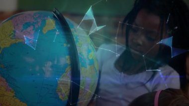 Dünya 'yı okuyan çeşitli öğrenciler üzerinde bağlantı ağlarının ve dijital dünyanın animasyonu. küresel eğitim, öğrenme ve bağlantılar konsepti dijital olarak oluşturulmuş video.