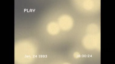 Siyah arkaplanda parlayan noktalar üzerindeki bozulma animasyonu. küresel dijital arayüz, veri işleme ve teknoloji konsepti dijital olarak oluşturulmuş video.