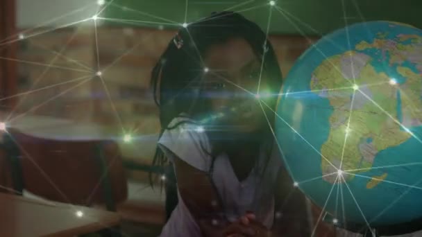 Animatie Van Netwerken Van Verbindingen Diverse Schoolkinderen Die Wereldbol Lezen — Stockvideo