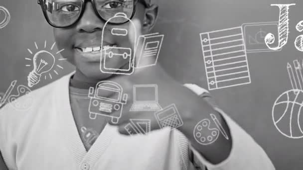 Анимация Текста Над Улыбающимся Африканским Школьником Школьными Принадлежностями Школа Образование — стоковое видео