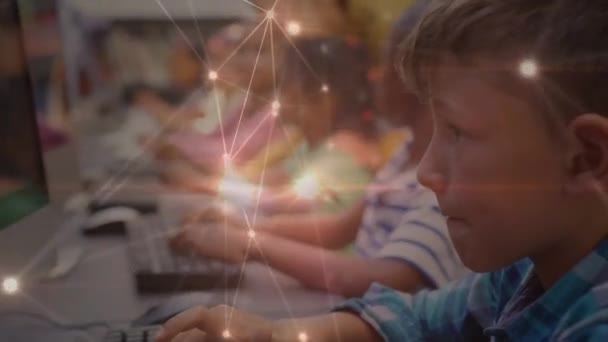 教室で多様な学童や教師とのつながりのアニメーション 世界の教育技術と接続の概念デジタルで生成されたビデオ — ストック動画