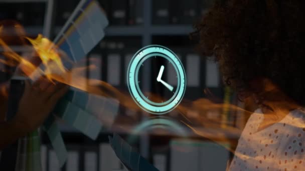 Animación Reloj Movimiento Senderos Luz Sobre Diversos Empresarios Oficina Negocio — Vídeos de Stock