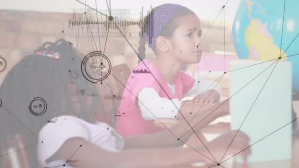 Animacja Sieci Kontaktów Nad Różnymi Uczniami Czytającymi Globus Koncepcja Edukacji — Wideo stockowe