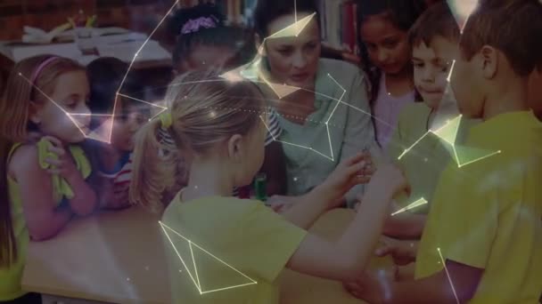 Animatie Van Digitale Globe Diverse Leraren Schoolkinderen Tijdens Scheikundeles Mondiaal — Stockvideo