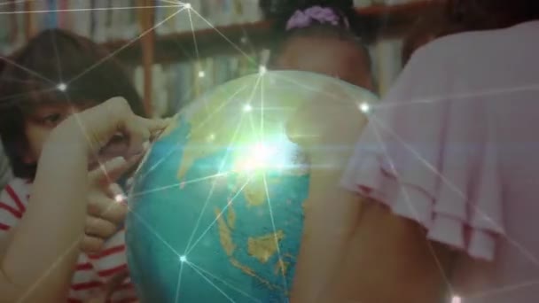 Animacja Sieci Kontaktów Nad Różnymi Nauczycielami Uczniami Czytającymi Globus Koncepcja — Wideo stockowe