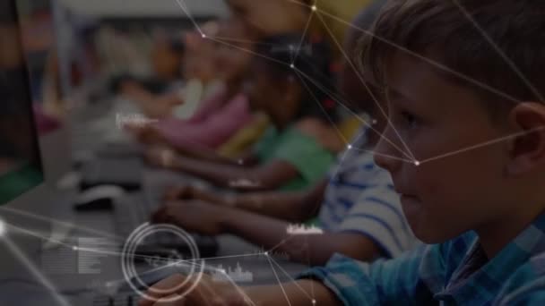 在不同的学童和教师之间建立连系网络 全球教育 技术和连接概念数码视频 — 图库视频影像