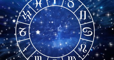 Mavi gökyüzündeki yıldızların üzerinde dönen burç çarkının içindeki Başak Yıldızı resmi. Astroloji ve yıldız işaretleri konsepti dijital olarak oluşturulmuş görüntü.