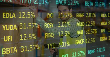 Depoda çalışan adamın veri işleme görüntüsü. küresel sevkiyat, dağıtım ve bağlantılar konsepti dijital olarak oluşturuldu.