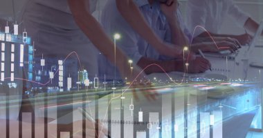 Toplantıdaki iş adamları üzerinde istatistik ve mali veri işleme görüntüsü. küresel iş, bağlantılar ve veri işleme kavramı dijital olarak oluşturulmuş görüntü.